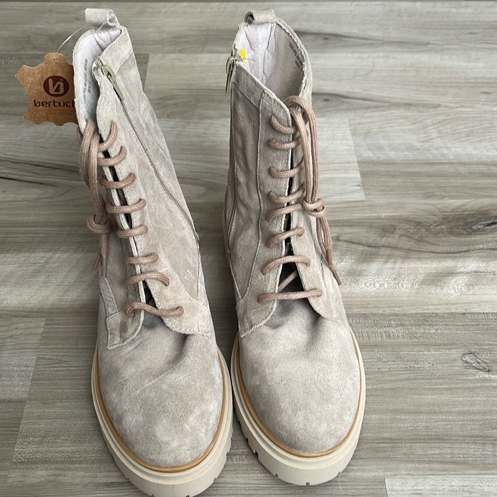NWT bertuchi suede leather lace up boots
